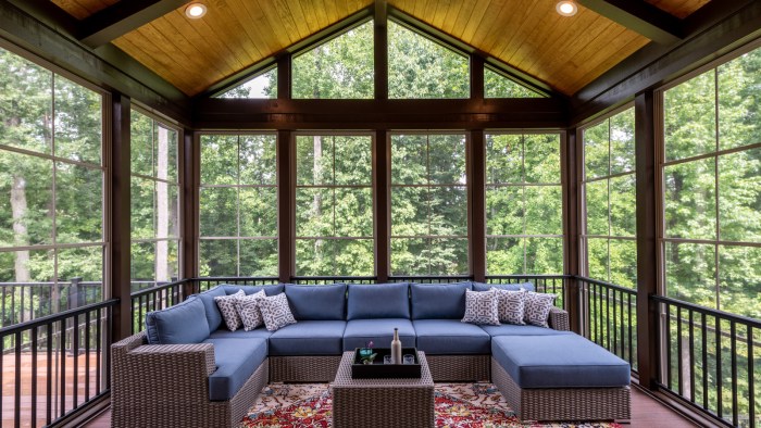 How to decorate a sunroom windows